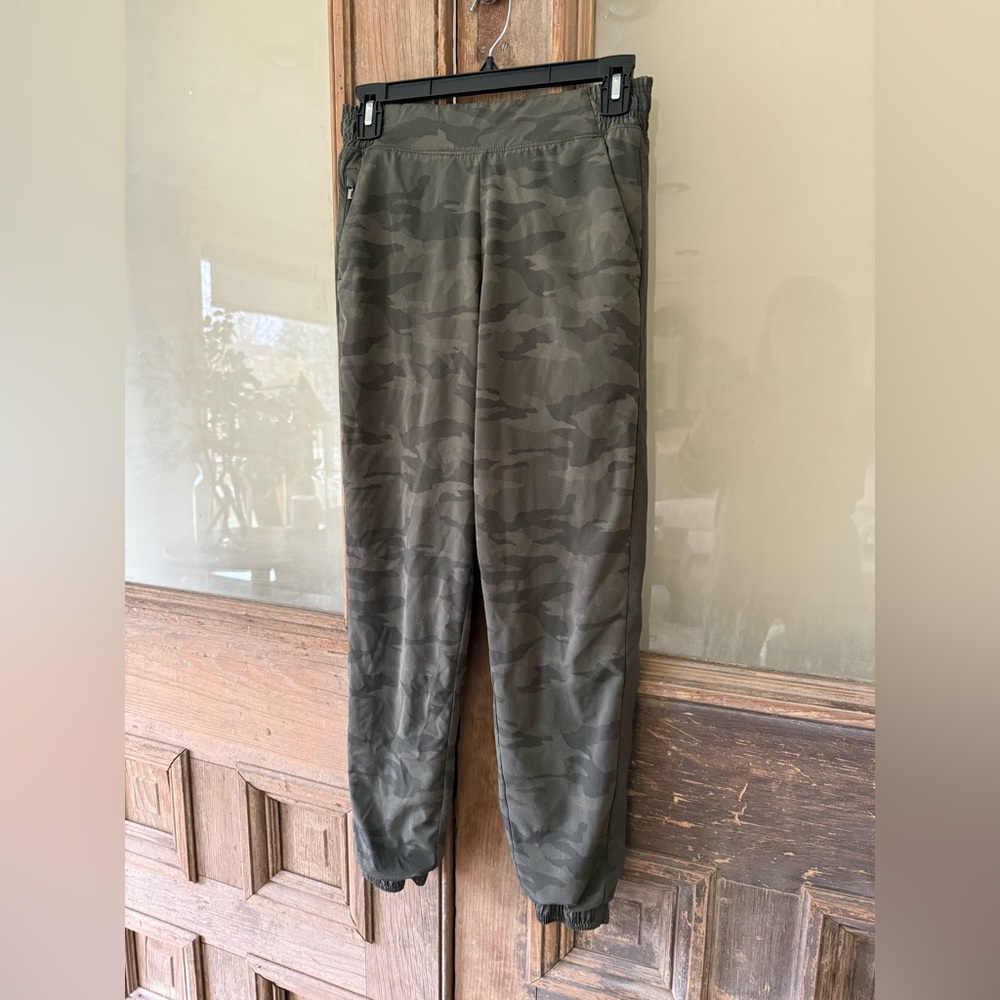 Athleta Women Green Camouflage Joggers